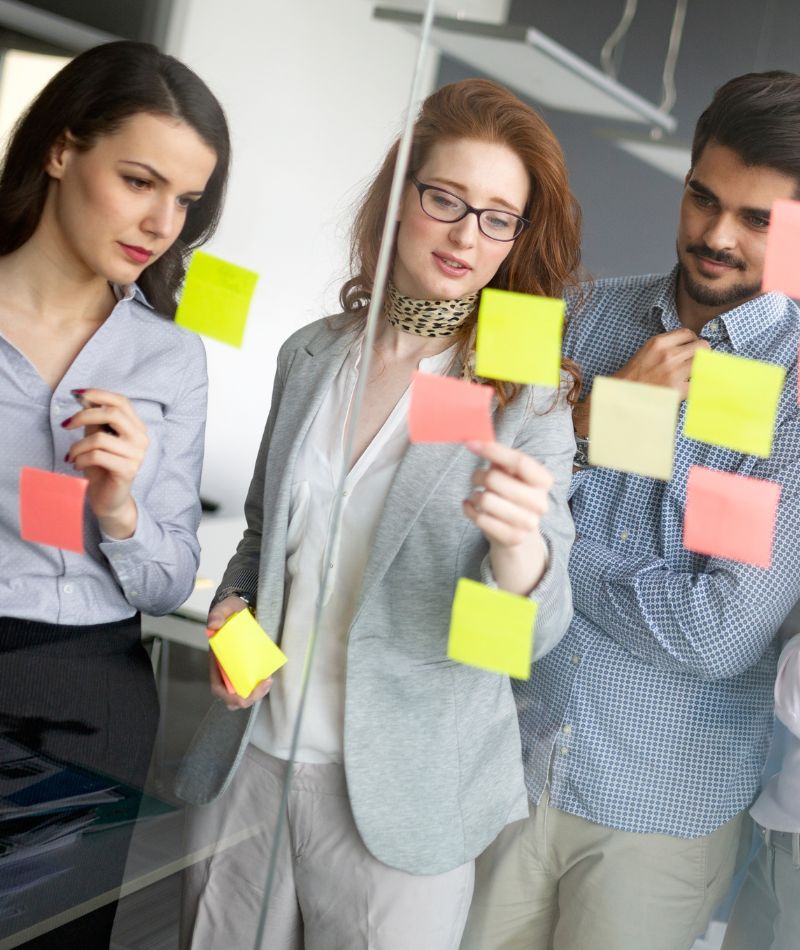 Pessoas em reunião com post-its